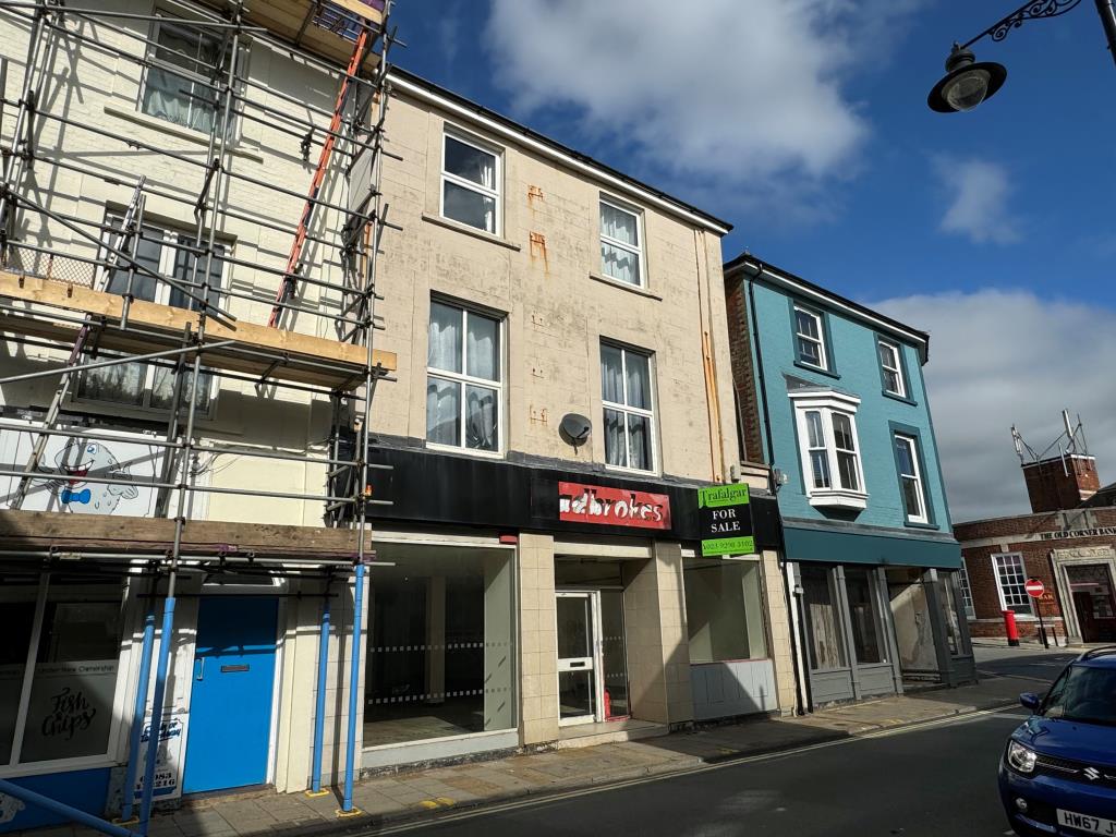 Lot: 113 - 2,300 SQ. FT. FREEHOLD VACANT TOWN CENTRE COMMERCIAL UNIT - View of building from High Street
